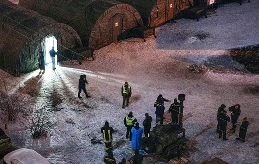 Rosyjskie ataki na infrastrukturę Ukrainy pozostawiły bez ogrzewania mieszkańców Kijowa. Około 1330 wieżowców w mieście pozostało bez prądu, służby ratownicze instalują namioty grzewcze. Ukraina, 25 stycznia 2026 r. // Fot. Danylo Antoniuk / Anadolu / AFP / East News