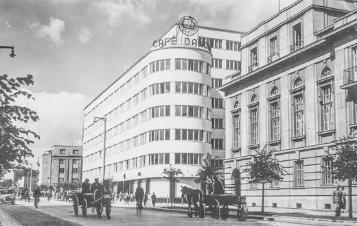 Ulica 10 lutego, modernistyczny budynek Zakładu Ubezpieczeń Społecznych w Gdyni, oddany do użytku w 1936 r. // Narodowe Archiwum Cyfrowe