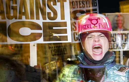 Protestujący przeciwko amerykańskiej Służbie Imigracyjnej i Celnej (ICE) po zastrzeleniu przez funkcjonariuszy Renee Good i Aleksa Prettiego. Minneapolis, Minnesota, 27 stycznia 2026 r. // Fot. Roberto Schmidt / AFP / East News