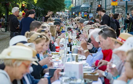Wspólne biesiadowanie w Helsinkach podczas święta Dnia Miasta. Finlandia, 12 czerwca 2018 r. // Fot. Aleksandra Suzi / Shutterstock
