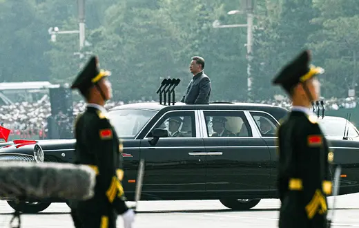 Prezydent Xi Jinping podczas przeglądu wojsk z okazji 80. zakończenia II wojny światowej na placu Tian’anmen. Pekin, 3 września 2025 r. // Fot. Greg Baker / AFP / East News