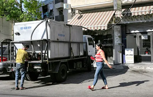 Cysterna dostarczająca wodę do budynku mieszkalnego w Bejrucie, 3 lipca 2025 r. // Fot. Joseph Eid / AFP / East News