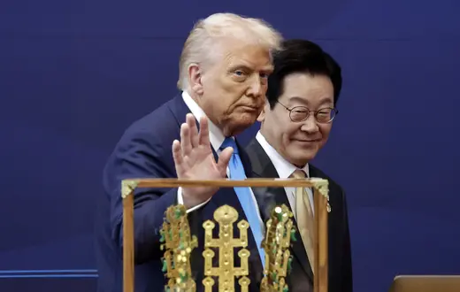 Złota replika korony noszonej przez koreańskich władćow, którą otrzymał Donald Trump od prezydenta Korei Południowej Lee Jae Myunga. Gyeongju, 29 października 2025 r. // Fot. Yonhap / EPA / PAP