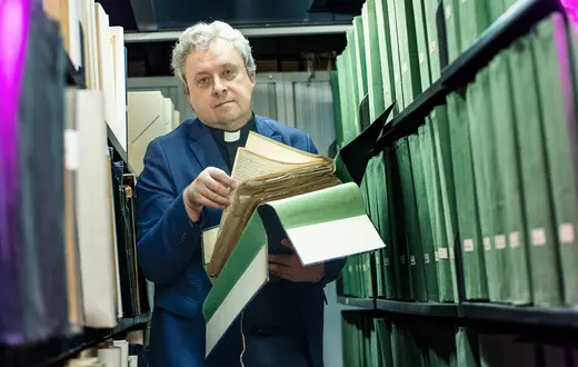 Ks. Rafał Szczurowski w Archiwum Kurii Metropolitalnej w Krakowie. 6 lutego 2026 r. // Fot. Grażyna Makara 