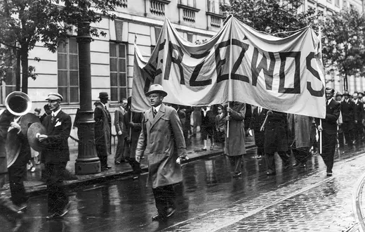 Pochód propagandowy zorganizowany przez Polskie Towarzystwo Walki z Alkoholizmem „Trzeźwość” w Warszawie, 1934 r. // Narodowe Archiwum Cyfrowe