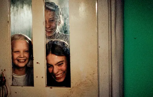 Film WPATRUJĄC SIĘ W SŁOŃCE, reż. Mascha Schilinski, 2025 r., dystr. m2films // materiały prasowe 