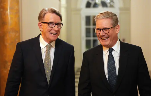 Premier Keir Starmer oraz ambasador Wielkiej Brytanii w USA Peter Mandelson. Waszyngton, 26 lutego 2025 r. // Fot. Carl Court / AP / East News