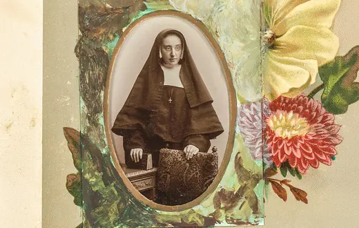 Portret fotograficzny młodej beginki z książką z albumu fotograficznego Carela Frederika Cordesa, 1882 - 1900 r. // Fot. Alamy / Be&W