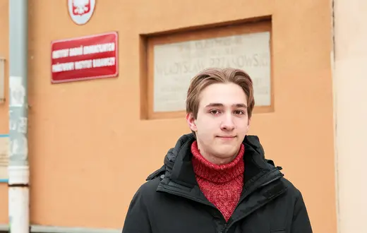 Paweł Mrozek przed siedzibą Instytutu Badań Edukacyjnych. Warszawa, 10 lutego 2026 r. // Fot. Mateusz Grochocki / East News