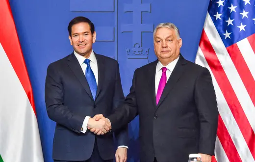Sekretasz Stanu USA Marco Rubio i premier Viktor Orbán na konferencji prsasowej. Budapeszt, 16 lutego 2026 r. // Fot. Balint Szentgallay / NurPhoto / AFP / East News 