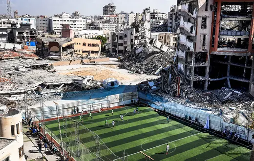 Mecz z udziałem Palestyńczyków, którzy stracili ręce lub nogi w wyniku izraelskich nalotów. Utworzyli oni drużynę piłkarską o nazwie „Gaza Azim Team”. Strefa Gazy, 11 lutego 2026 r. // Fot. Saeed M. M. T. Jaras / Anadolu / AFP / East News