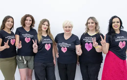 Przez 20 lat istnienia fundacja Any Belli pomogła tysiącom kobiet. Ana Bella (blondynka w środku ) wraz z innymi ocalałymi kobietami prowadzi szkolenia i warsztaty. // Fot. Adrian Cuesta