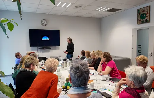 Warsztaty fotograficzne dla studentek Uniwersytetu Trzeciego Wieku w redakcji "Tygodnika Powszechnego". Kraków, 20 lutego 2026 r. // Fot. Sylwia Śliwka