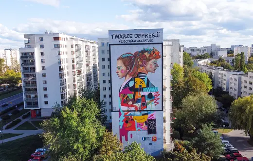 Mural „Twarze depresji" autorstwa Wojciecha Brewki na Ursynowie w Warszawie namalowany wspólnie z firmą Wallart, wrzesień 2024 r. // Fot. Materiały prasowe Wallart 