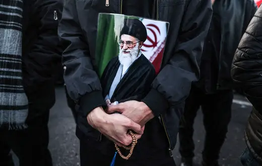  Irańczycy opłakują śmierć ajatollaha Alego Chameneiego, który zginął we wspólnych atakach USA i Izraela. Teheran, 1 marca 2026 r. // Fot Atta Kenare / AFP / East News