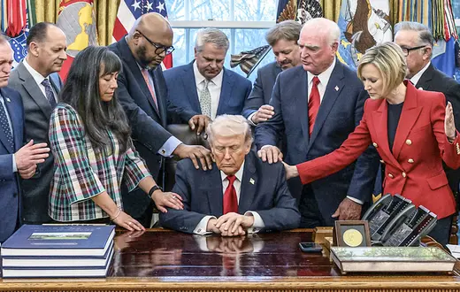 Członkowie Biura ds. Wyznań Religijnych Białego Domu modlą się nad prezydentem Donaldem Trumpem w Gabinecie Owalnym, Waszyngton, 7 marca 2026 r. // Fot. Molly Riley / White House / Zuma Press / Forum 