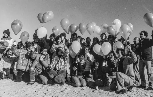Akcja wypuszczania 10 tysięcy balonów z logo Solidarności i ulotkami. Bornholm, 5 marca 1982 r. // Fot. Algot / Bornholms Museum