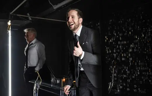 Peter Ondrejička w pektaklu „Threeema" w bratysławskim teatrze Divadlo bez Masky, opowiadający o władzy, korupcji i decyzjach, które zapadają z dala od oczu obywateli // Fot. Bara Podola