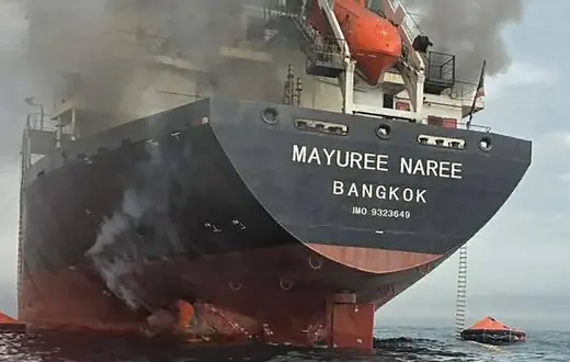 Tajlandzki masowiec płonie w Zatoce Omańskiej, przy wejściu do cieśniny Ormuz, 11 marca 2026 r. // Royal Thai Navy / AFP / East News