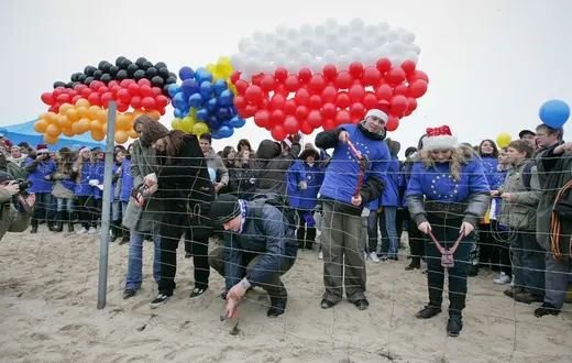 Symboliczne przecięcie płotu granicznego przez uczniów szkół polskich i niemieckich w związku z przystąpieniem Polski do strefy Schengen. Świnoujście, 21 grudnia 2007 r. // Fot. Daniel Szysz / Reporter