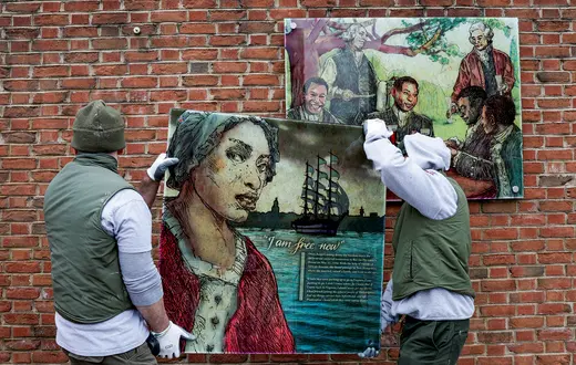 Pracownicy National Park Service instalują ponownie ekspozycję o niewolnictwie w w President’s House Site. Filadelfia, 19 lutego 2026 r. // Fot. Hannah Beier / Reuters / Forum 