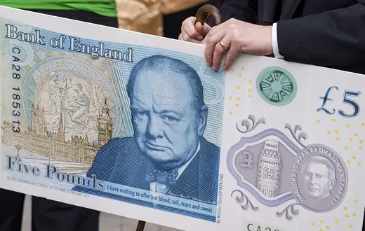 Winston Churchill, premier z czasu II wojny światowej i jedna z najbardziej popularnych postaci brytyjskiej historii, na pięciofuntowym banknocie; obok podobizna króla Karola III. // Fot. Richard Baker / In Pictures / Getty Images