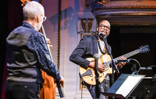 Dave Holland i Lionel Loueke. 28 na Bielskej Zadymce Jazzowaej– Orlen Jazz Festiwal, 19 marca 2026 r. // Fot. Paweł Sowa / Wydział Prasowy UMBB