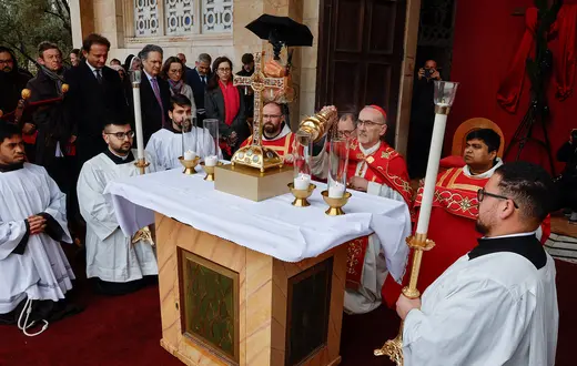 Kard. Pierbattista Pizzaballa, łaciński patriarcha Jerozolimy, przewodniczy liturgii Niedzieli Palmowej w Bazylice Wszystkich Narodów w Getsemani po odwołaniu mszy w Bazylice Grobu Pańskiego. Jerozolima, 29 marca 2026 r. // Fot. Ammar Awad / Reuters / Forum