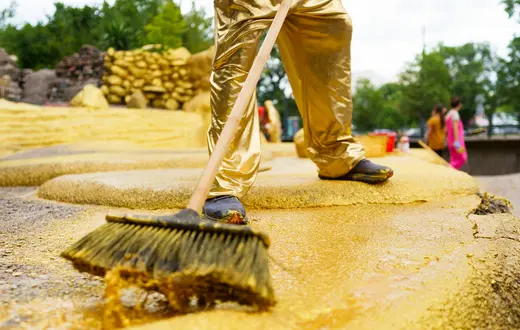 Instalacja Pawła Althamera „Złota Wyspa”, dawny wybieg dla niedźwiedzi przy warszawskim ZOO został pomalowany na złoto, sierpień 2023 r. // Fot. Jakub Celej / materiały prasowe Muzeum Warszawy 