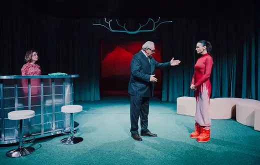 Edyta Olszówka (Kamila), Wiesław Cichy (Nauczyciel), Patrycja Soliman (Padawanka) w spektaklu "Mężczyźni objaśniają mi świat", reż. Klaudia Gębska // Fot. Karolina Jóźwiak / materiały prasowe Teatru Narodowego w Warszawie