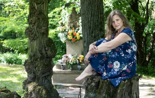 Sabina Jakubowska przy źródle świętej Anny na wzgórzu Bocheniec. Jadowniki, czerwiec 2022 r. // Fot. Grażyna Makara