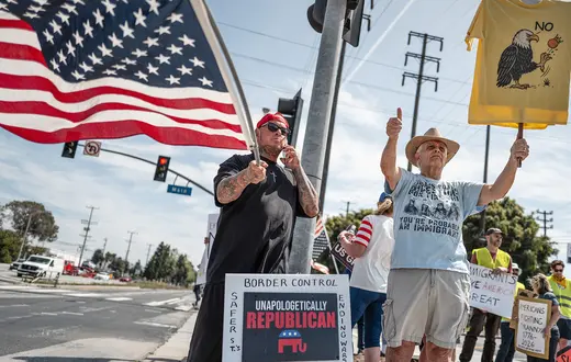 Do starcia nie doszło: samotny zwolennik Trumpa (z lewej) i krytycy prezydenta podczas protestu w 15-tysięcznym mieście El Segundo w Kalifornii. W sobotę 28 marca w całych Stanach około osiem milionów Amerykanów protestowało przeciw Trumpowi pod hasłem „No Kings”. // Fot. Jay L Clendenin / Getty Images