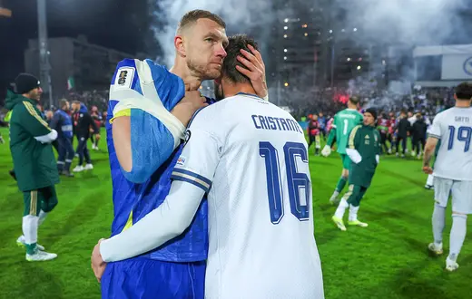 Edin Džeko pociesza Bryana Cristante po przegranej Włoch w eliminacjach do finału Mistrzostw Świata 2026. Zenica, Bośnia i Hercegowina, 31 marca 2026 r. // Fot. Armin Durgut / AP Photo / East News 