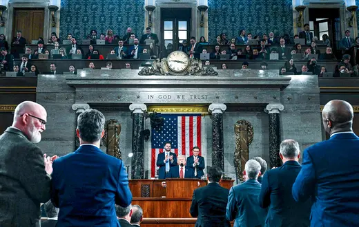 Donald Trump wygłasza orędzie o stanie państwa na Kapitolu pod inskrypcją „W Bogu pokładamy ufność”, Waszyngton, 24 lutego 2026 r. // Fot. Kenny Holston / The New York Times / POOL / AFP / East News