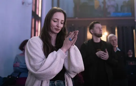 Irmina Wolniak, „pastorowa od emocji” z wiernymi Kościoła Radość w Gdańsku. Kwiecień 2024 r. // Fot. Kamil Jasiński dla „TP”