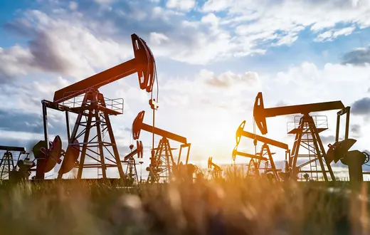 Podnośniki pompowe na polu naftowym. // Adobe Stock