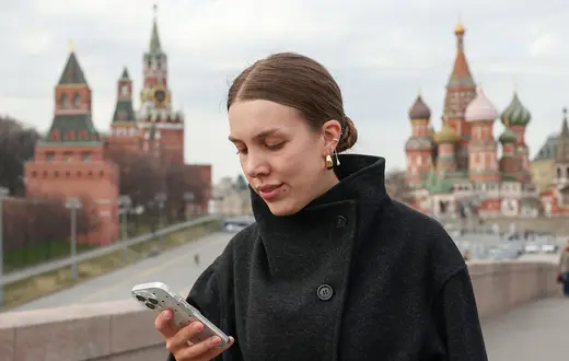Rosyjskie władze ogłosiły całkowitą blokadę aplikacji Telegram oraz opłaty za dostęp do międzynarodowego internetu. Apple zablokowało pobieranie aplikacji VPN. Moskwa, 31 marca 2026 r. // Fot. Getty Images