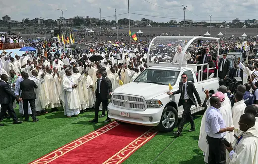 Papież Leon XIV podczas mszy świętej na stadionie w Duali w Kamerunie, 17 kwietnia 2026 r. // Fot. Alberto Pizzoli / AFP / East News 