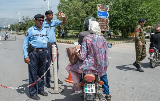 Punkty kontrolne na drodze prowadzącej do hotelu Serena przed spotkaniem przedstawicieli USA i Iranu. Islamabad, Pakistan, 20 kwietnia 2026 r. // Fot. Rebecca Conway / Getty Images