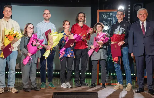 Gala wręczenia Nagrody. Od lewej: Szymon Bryzek, Dominika Filipowicz, Jakub Gutkowski, Justyna Kulikowska, Marcin Mokry, Natalka Suszczyńska, prezydent Białegostoku Tadeusz Truskolaski // Fot. Dawid Gromadzki / UM Białystok