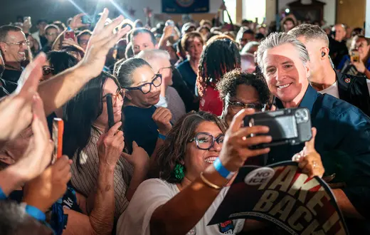 Gubernator Kalifornii Gavin Newsom na wiecu w Houston w stanie Teksas. USA, 8 listopada 2025 r. // Fot. Brandon Bell / Getty Images