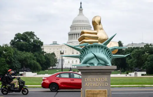 Antytrumpowska instalacja przed Kapitolem w Waszyngtonie, 17 czerwca 2025 r. // Allison Bailey / AFP / East News