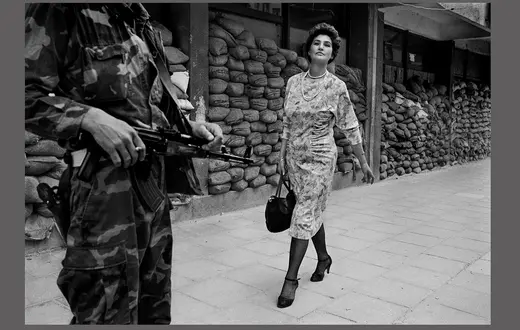 Meliha Varešanović w codziennej drodze do pracy podczas oblężenia Sarajewa, 1994 r. // Fot. Tom Stoddart / Getty Images