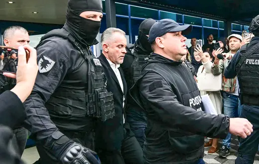 Vlad Plahotniuc (w środku) wraca z Grecji do Mołdawii w kajdankach. Lotnisko w Kiszyniowie, 25 września 2025 r. // Fot. Daniel Mihailescu / AFP / East News