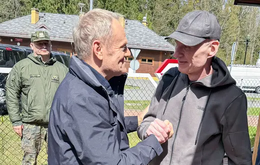 Andrzej Poczobut po uwolnieniu z białoruskiego więzienia został przywitany przez premiera Donalda Tuska. 28 kwietnia 2026 r. // Kancelaria Premiera RP / materiały prasowe
