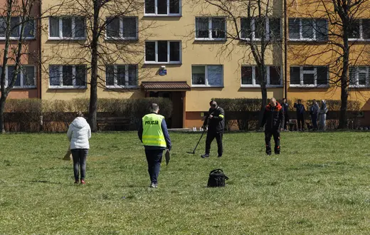 Policyjne poszukiwania śladów strzelaniny w Bystrzycy Kłodzkiej, 11 kwietnia 2026 r. // fot. TOMASZ GOLLA/AGENCJA SE/East News