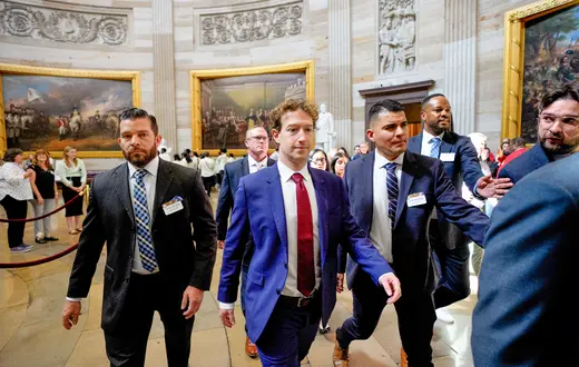 Mark Zuckerberg zmierza na spotkanie z senatorami w Kapitolu. Waszyngton, 26 marca 2026 r. // Fot. Andrew Harnik / Getty Images