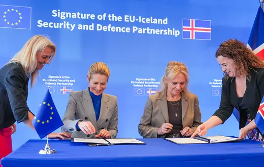 Szefowa unijnej dyplomacji Kaja Kallas (z lewej) i szefowa islandzkiego MSZ Þorgerður Katrín Gunnarsdóttir podpisują w Brukseli umowę o współpracy między Unią a Islandią w sferze bezpieczeństwa i obrony. Umowa ma pomóc także w ochronie infrastruktury na dnie Atlantyku. Bruksela, 18 marca 2026 r. // Fot. Virginia Mayo / AP Photo / East News