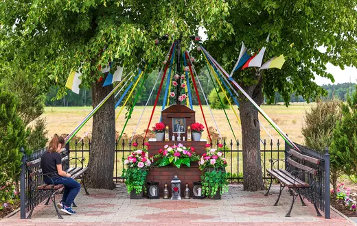 Kapliczka w miejscowości Ignaców w województwie łódzkim, maj 2024 // Fot. Karol Porwich / East News