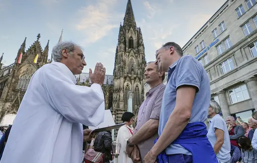 Pary jednopłciowe otrzymują błogosławieństwo podczas publicznej ceremonii przed Katedrą w Kolonii, 20 września, 2023 r. // Fot. Martin Meissner / AP Photo / East News